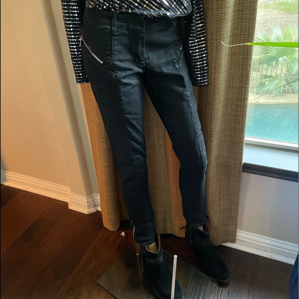 Balmain Womens black zippered jeans with a little shimmer. Sz 0, 24/38.Inseam 28